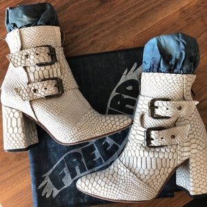 Freebird Joey white snake boots by Steve Madden s6